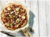 pizzasaus, kaas, champignons, paprika, artisjok,ham en oregano