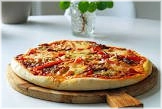 pizzasaus, kaas, champignons, ui, paprika, artisjok, oregano