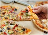 pizzasaus, kaas, tonijn, champignons, paprika, ui en oregano