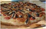 pizzasaus, kaas, ansjovis, kappertjes, olijven, oregano