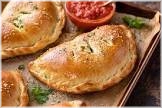 pizzasaus, kaas, salami, ham, speciaal gekruid gehakt, oregano