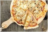 pizzasaus, kaas, tonijn, ui, oregano